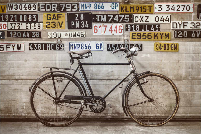 Plakat Old bike in front of an old factory door