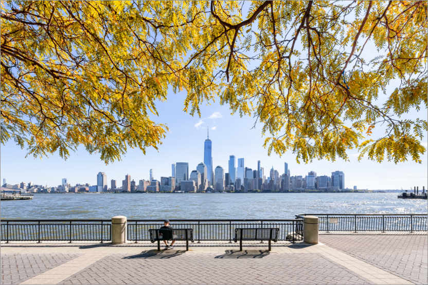 Plakat Fall foliage on the Hudson River with a view of the Manhattan skyline